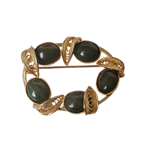 unbranded Jewelry - Vintage Gold Tone Green Jade  Filigree Oval Brooch Pin 1 1/2"